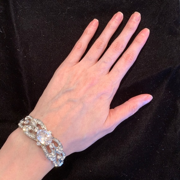 🆕🔥Crystal Bracelet Very Shiny Large Center Stone - Picture 5 of 6